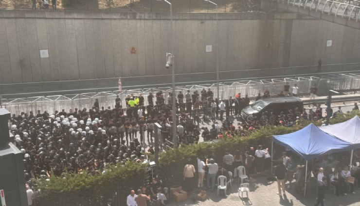 CHP'ye polis ablukası hakkında paylaşım yapan sosyal medya ünlülerine ev baskınıyla gözaltı