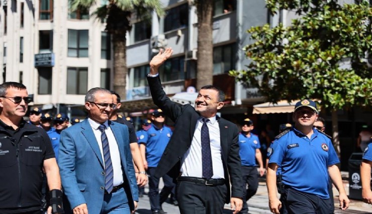 Denizli Büyükşehir Belediye Başkanı kutlamalara belinde silahla katıldı