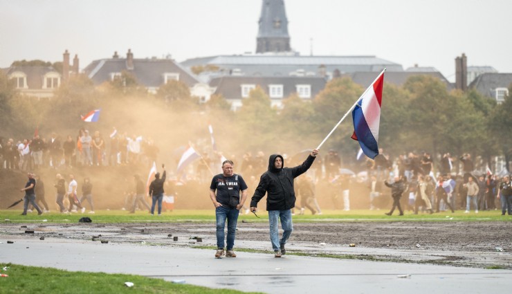 Hollanda’daki gösterilerde protestocular polisle çatıştı