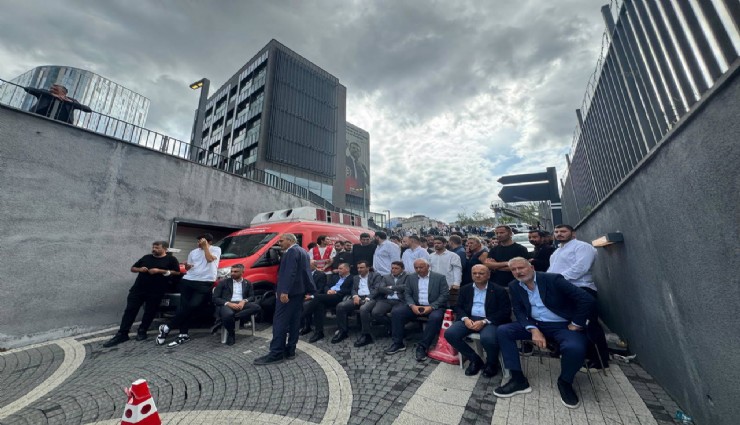 İstanbul İl Başkanlığı'nda hareketli dakikalar: Vekiller Tekin'i bekliyor, biber gazlı müdahale başladı