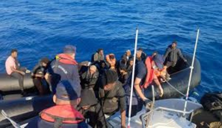 İzmir'de 42 düzensiz göçmen yakalandı, 22'si kurtarıldı