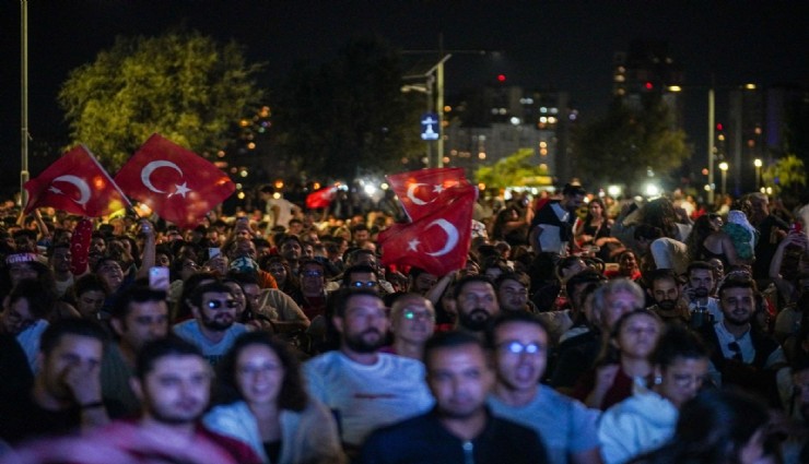 İzmir'de dev ekranlarda milli maç heyecanı