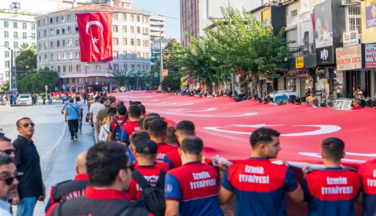 İzmir'in kurtuluşunda 350 metrelik bayrak dalgalandı