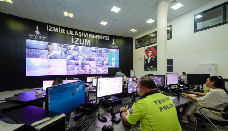 İzmir trafiği İZUMun radarında: İzmir’de eğitim yılı başlangıcında trafik anlık takip edildi