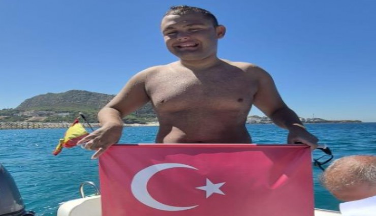 İzmirli Tuna, dünyada bir ilke imza attı: Cebelitarık Boğazı'nı geçen ilk otizmli maraton yüzücüsü oldu