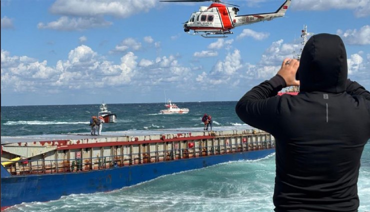 Karaya oturan geminin mürettebatına helikopterle tahliye
