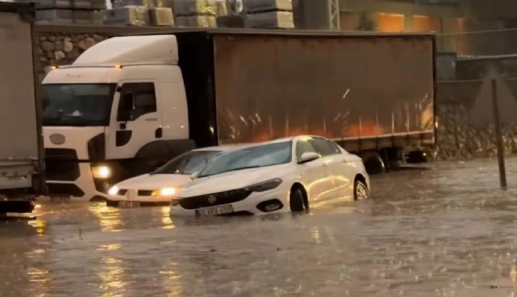 Manisa’da sağanak yağış sokakları göle çevirdi