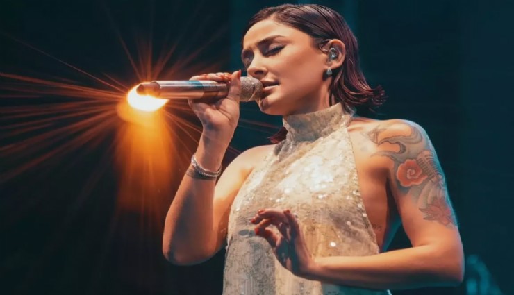 Melek Mosso’dan kıyafetini eleştiren AK Partiliye cevap