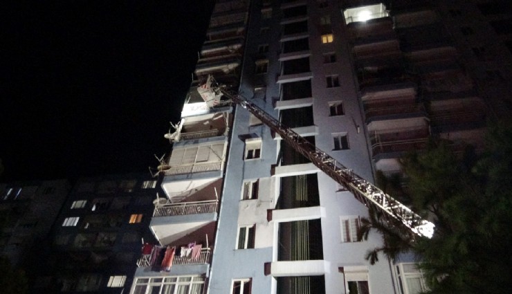Ocakta unutulan yemek 15 katlı apartmanı tahliye ettirdi