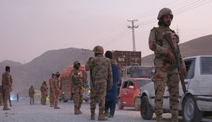 Pakistan’da çatışma: 12 asker öldü