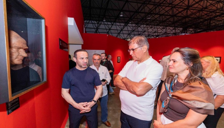 İzmir'de Refik Anadol ve Atatürk sergileri açıldı