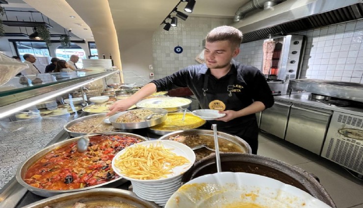 Z kuşağı eleştirilerini boşa çıkaran genç aşçı 17 yaşında 30 çeşit yemek çıkartıyor