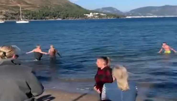 Bir tarafta kar bir tarafta deniz keyfi: Muğla’da yeni yılı denizde kutladı