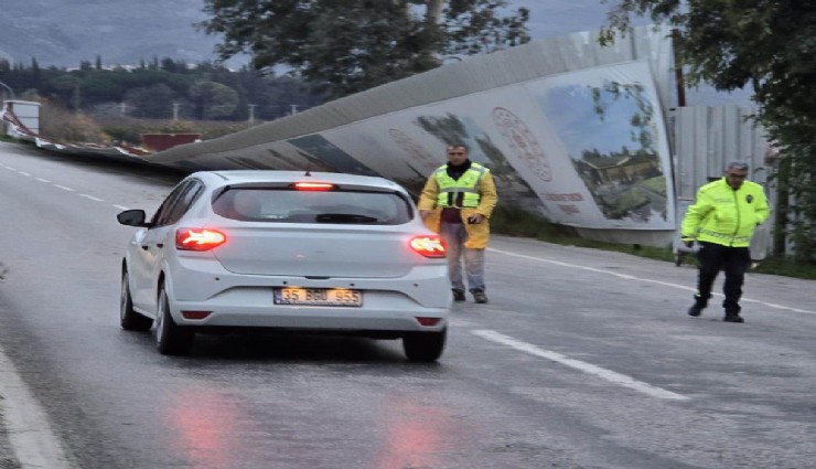 Efes yolunda fırtına tehlikesi: Reklam panoları yola savruldu