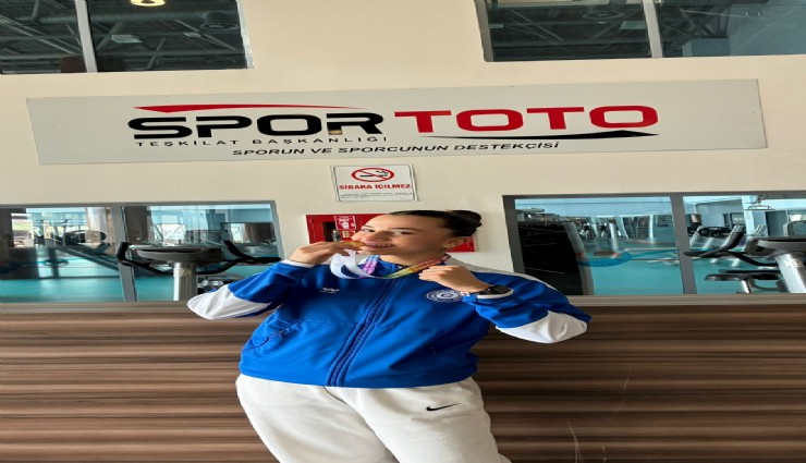 Ege Üniversitesi öğrencisi Elif Ceren Şanlı Türkiye kick boks şampiyonu oldu