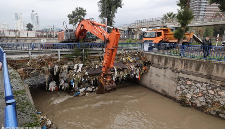 İzmir’de kuvvetli yağış alarmı: 1310 personel, 342 araç ve 200 pompa ile sahada