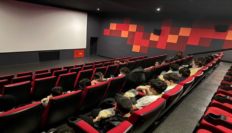 Seferihisar Belediyesi’nden çocuklara sinema sürprizi