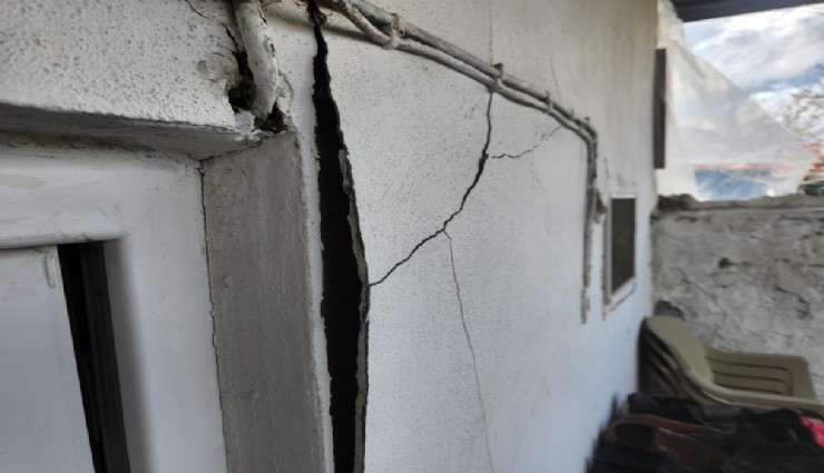 Urla'da önlemsiz temel kazısı yolu çöktürdü, evlerde derin çatlaklar oluştu