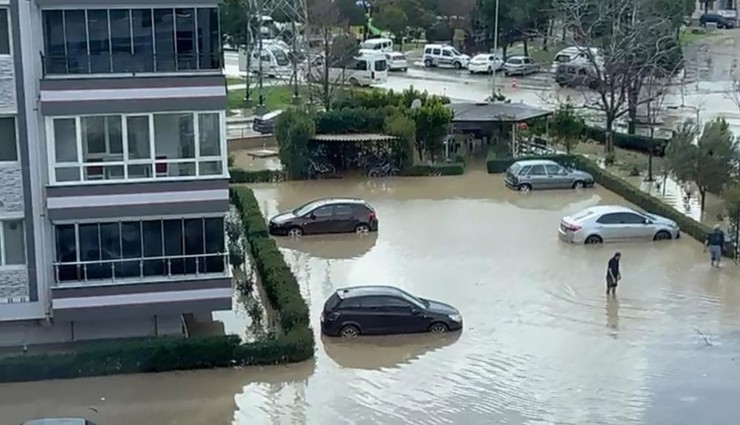 Aliağa’da mahalle sular altında kaldı