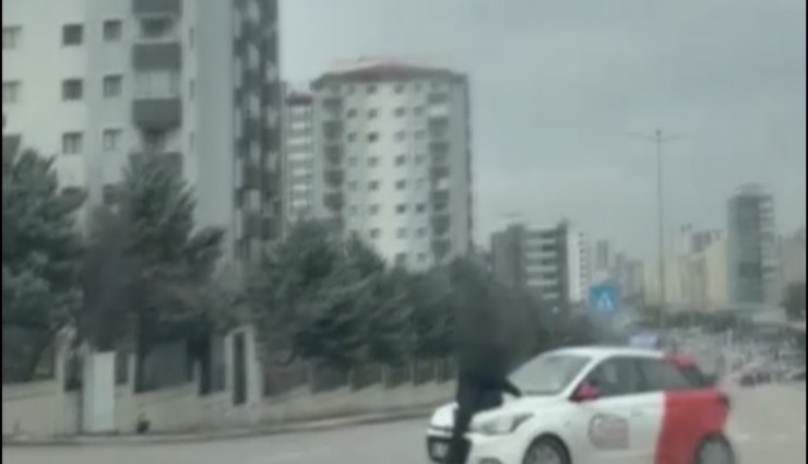 Ankara’da tehlikeli anlar: Tartıştığı kişiye kaputta sürükledi