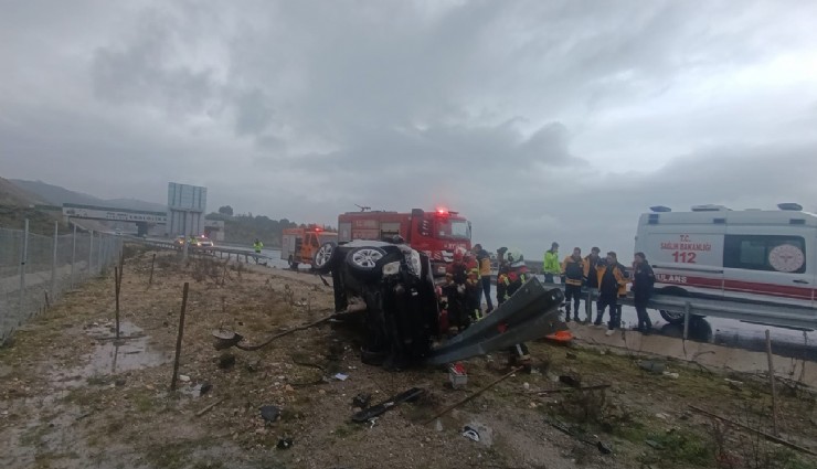 Bariyerlere çarpan otomobilde 2 kişi hayatını kaybetti