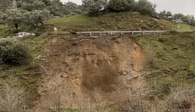 Bayındır Zeytinova Barajı yolunda heyelan