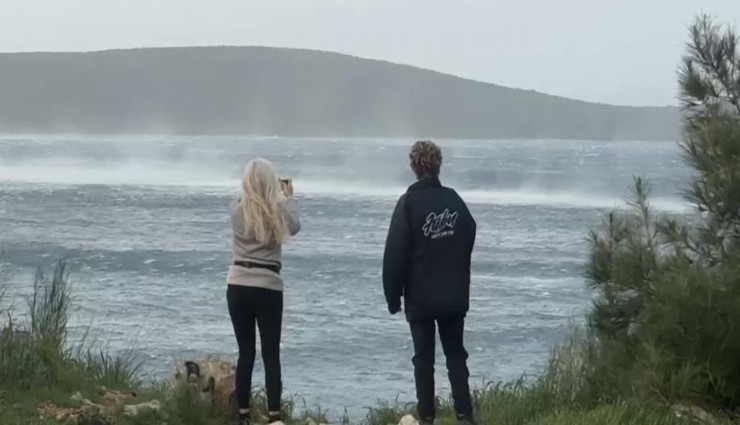 Bodrum’da fırtına etkisi: Tekneler karaya oturdu, ağaçlar devrildi