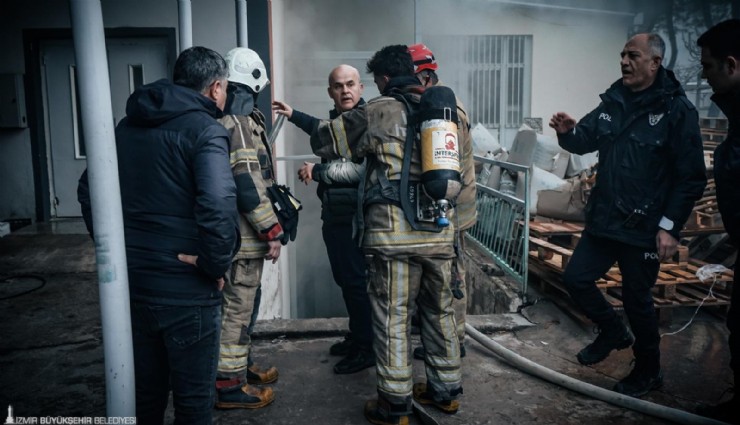 Bornova’da ayakkabı fabrikasında yangın: İşçiler tahliye edildi, alevler 45 dakikada söndürüldü