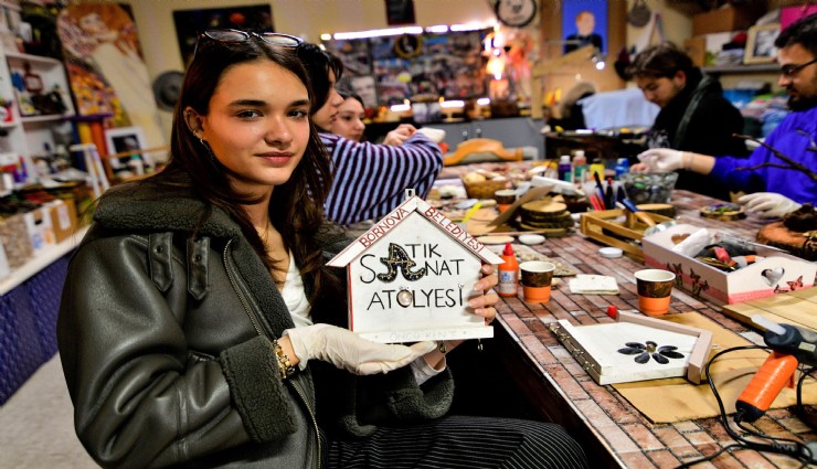 Bornova’da gençler atıkları sanata dönüştürdü