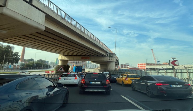 Trafik felç: Alsancak'ta yol çalışması nedeniyle uzun kuyruklar oluştu