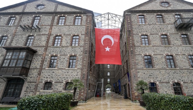 Büyükşehir, Vakıflara geçen binalara Türk bayrağı astı