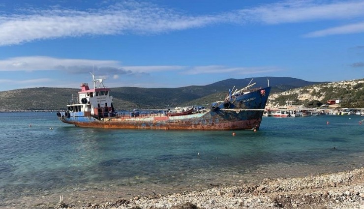 Çeşme Kent Konseyi’nden Demircili’de hurda gemi uyarısı: Derhal kaldırılmalı
