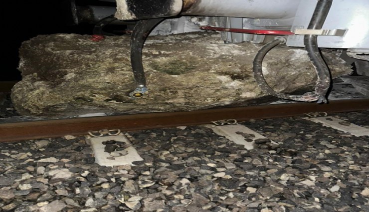 Bandırma-İzmir seferini yapan tren kaya düşmesi nedeniyle raydan çıktı: 150 yolcu otobüslerle nakledildi