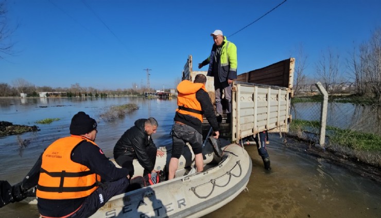 Edirne’de Meriç taştı, mahsur kalanlar botlarla tahliye ediliyor
