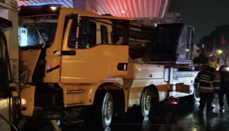 Gece yarısı korkutan kaza: Vinç akaryakıt istasyonuna girdi
