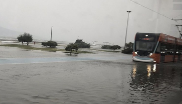 İzmir’de fırtına ulaşımı vurdu: Karşıyaka tramvayı kısmi çalışıyor