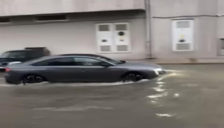 İzmir’de sağanak hayatı felç etti: Konak, Karşıyaka ve Menemen sular altında