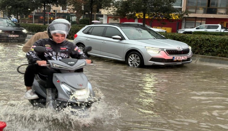İzmir'i sağanak yağış vurdu: Kent sular altında kaldı