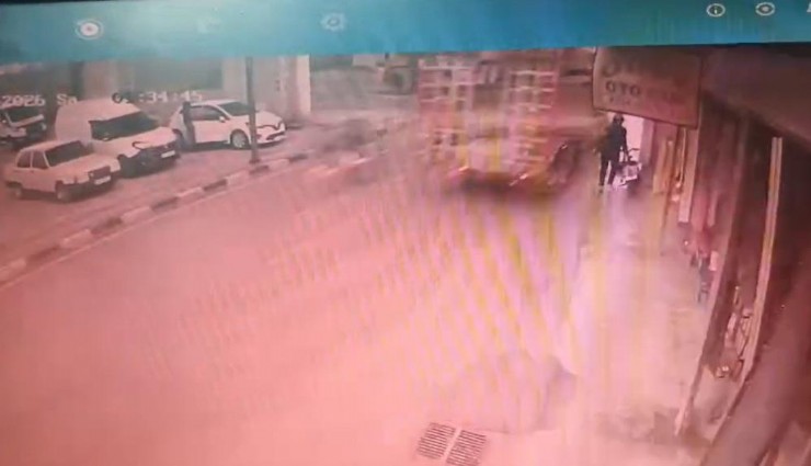 Kamyon üzerindeki iş makinesi 14 yaşındaki öğrenciye çarptı: Kaza anı kamerada