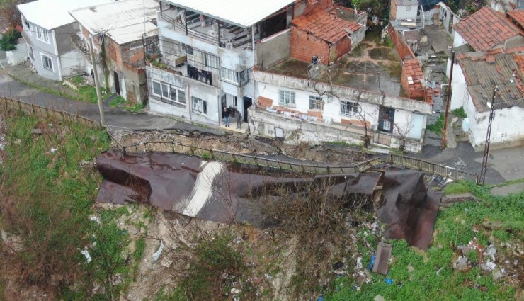 Konak'ta yoğun yağış sebebiyle yol çöktü, vatandaşlar korku içinde