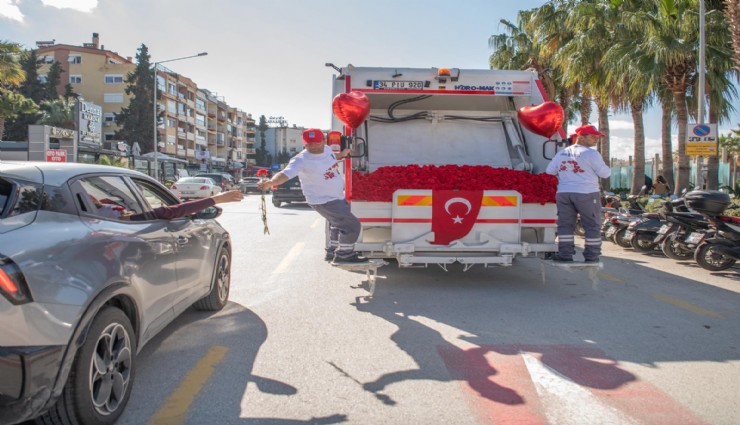 Kuşadası'nda çöp kamyonu sevgi dağıttı
