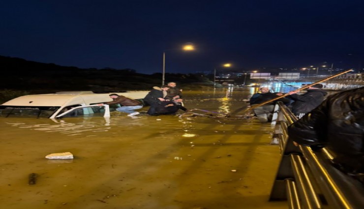 Kuşadası’nda sağanak felaketi: Minibüs sulara gömüldü