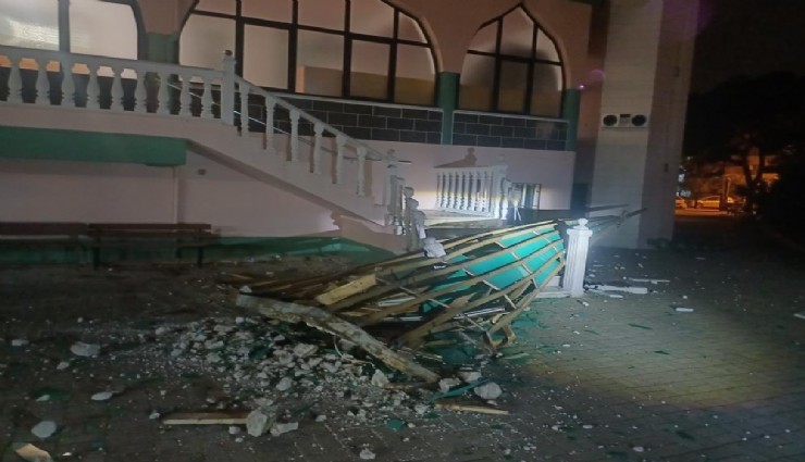 Salihli’de fırtına etkisi: Caminin minaresinin külahı düştü, ağaçlar devrildi