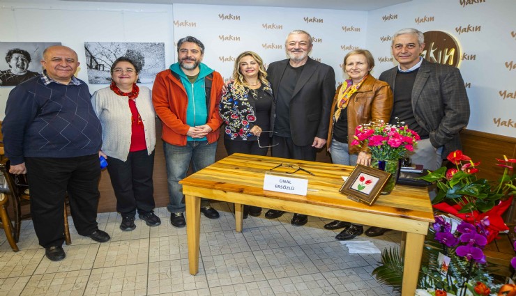 Ünal Ersözlü, yeni kitabı 'Böğürtlen Öpücüğü'nü okurları için imzaladı