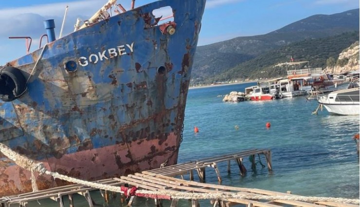 Urla’daki hurda gemi için CHP'li Yücel'den soru önergesi: Halk sağlığı tehdit altında