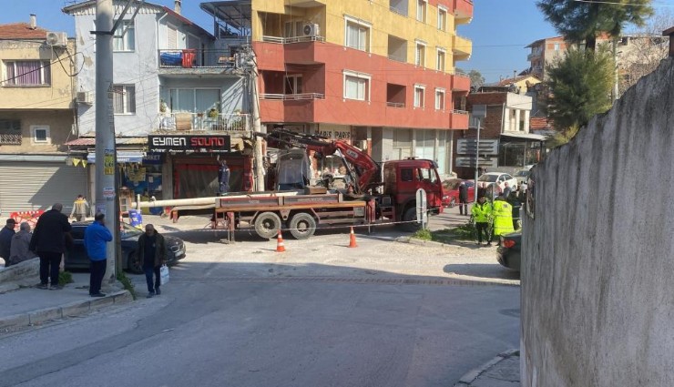 Konak'ta kontrolden çıkan vinç paniği: O anlar kamerada
