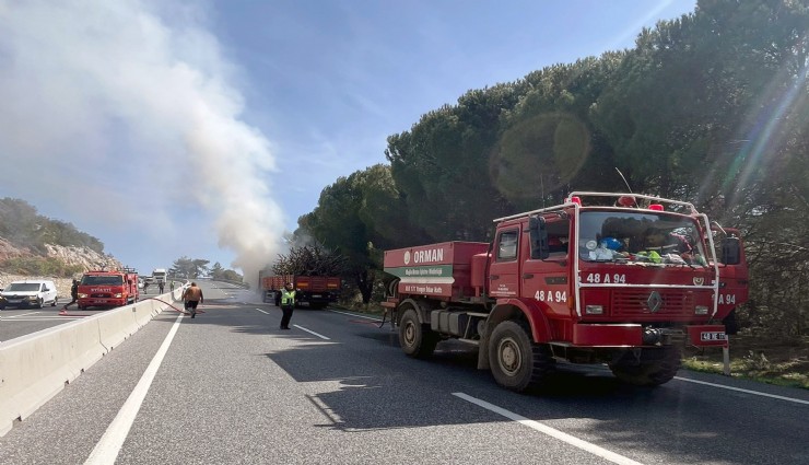 Muğla sakar rampasında odun yüklü tırda yangın çıktı