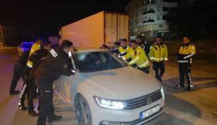 Antalya’da araçta uyuyan sürücü cam kırılarak uyandırıldı