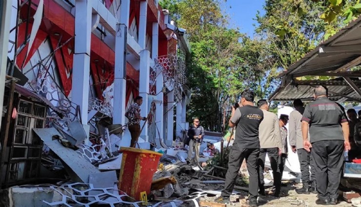 Endonezya'da 7.4 büyüklüğünde deprem