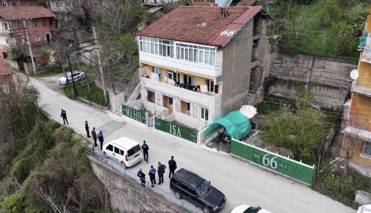 Evin çatısına ve önündeki çitlere yazılan yazılar ekipleri harekete geçirdi